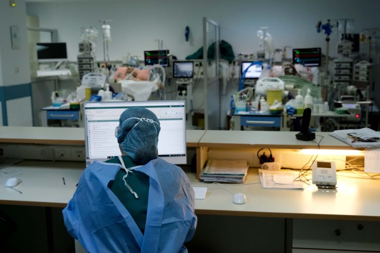 Κοροναϊός: 52 θάνατοι και μείωση των εισαγωγών την τελευταία εβδομάδα