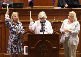 ΗΠΑ: Σκληροτράχηλες Ρεπουμπλικάνες γερουσιαστίνες τα βάζουν με το κόμμα τους για τις αμβλώσεις