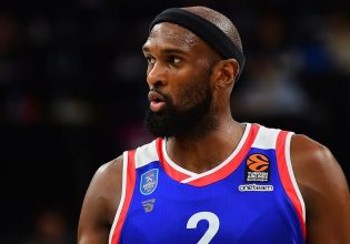 Σοκ με Κρις Σίνγκλετον στην Εφές: Μεταφέρθηκε στο νοσοκομείο για πόνους στο στήθος