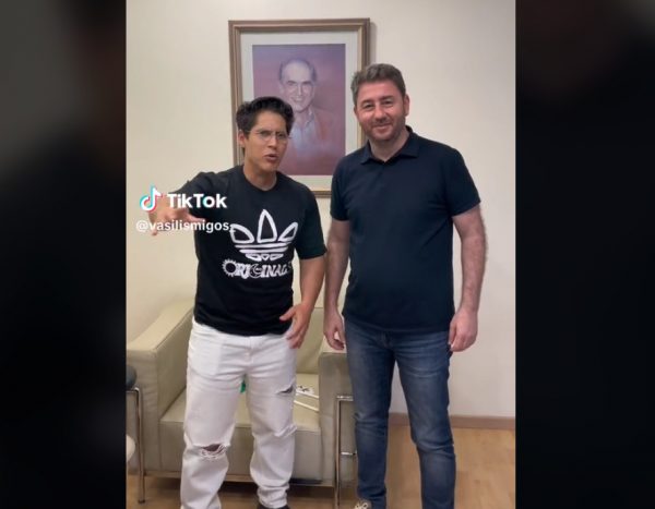 Ο Νίκος Ανδρουλάκης συναντήθηκε με τον άνδρα που σήκωσε τη σημαία του ΠΑΣΟΚ στη Ζιμπάμπουε