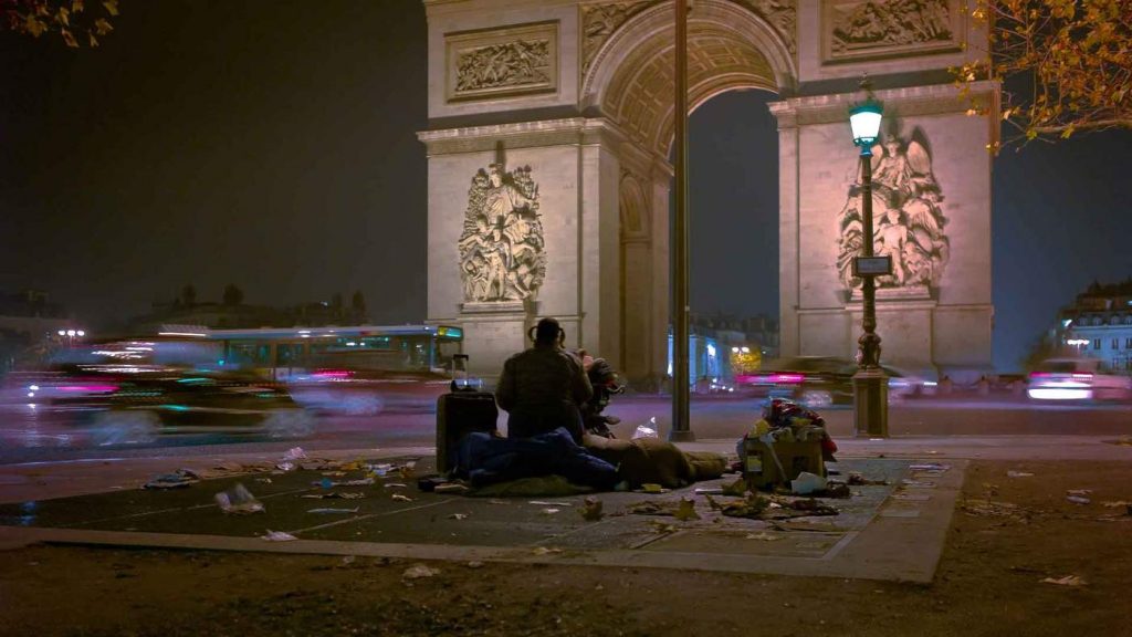 Το φώτα του Παρισιού δεν αγαπούν τους αστέγους