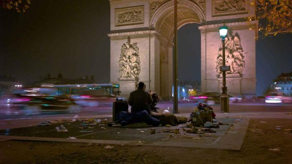 Το φώτα του Παρισιού δεν αγαπούν τους αστέγους