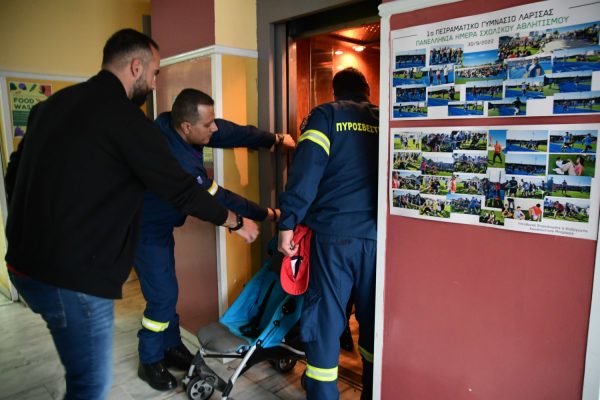 Εκλογές 2023: Πήγε να ψηφίσει και κλείστηκε στο ασανσέρ εκλογικού τμήματος