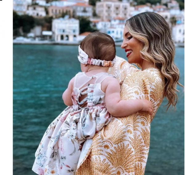 Αθηνά Οικονομάκου: Βάπτισε την ανηψιά της στο πανέμορφο Γύθειο