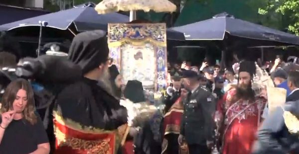 Έικόνα «Άξιον Εστί»: Έφτασε στη Μητρόπολη Αθηνών – Πλήθος πιστών στο προσκύνημα