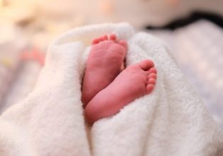 Μωρό στη Θεσσαλονίκη: Το άφησαν μέσα στο αυτοκίνητο και πήγαν για… ψώνια