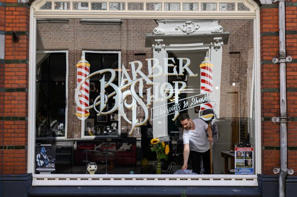 Barber pole: Η ιστορία του τρίχρωμου στύλου έξω από τα κουρεία ξεκινά από τον Μεσαίωνα