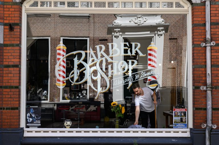 Barber pole: Η ιστορία του τρίχρωμου στύλου έξω από τα κουρεία ξεκινά από τον Μεσαίωνα