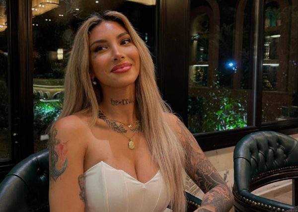 Ολυμπιακός – Ρεάλ Μαδρίτης: Με κασκόλ των «ερυθρόλευκων» η Μπέριλ ΜακΚίσικ – Δίνει σύνθημα νίκης για τον τελικό