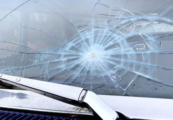 Τον χτύπησαν με στυλιάρι μπροστά στον γιο του γιατί αργούσε να παρκάρει