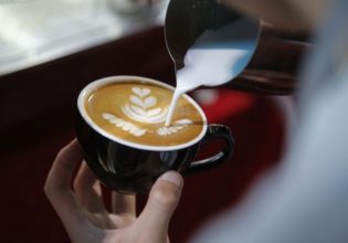 Καφές: Γιατί η στροφή των καταναλωτών σε φθηνότερες ποικιλίες ανεβάζει κι άλλο την τιμή