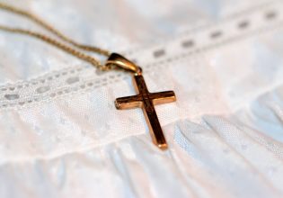 Ξεσπάει η μητέρα του βρέφους που του έκλεψαν το βαπτιστικό σταυρό – «Είναι ντροπή»