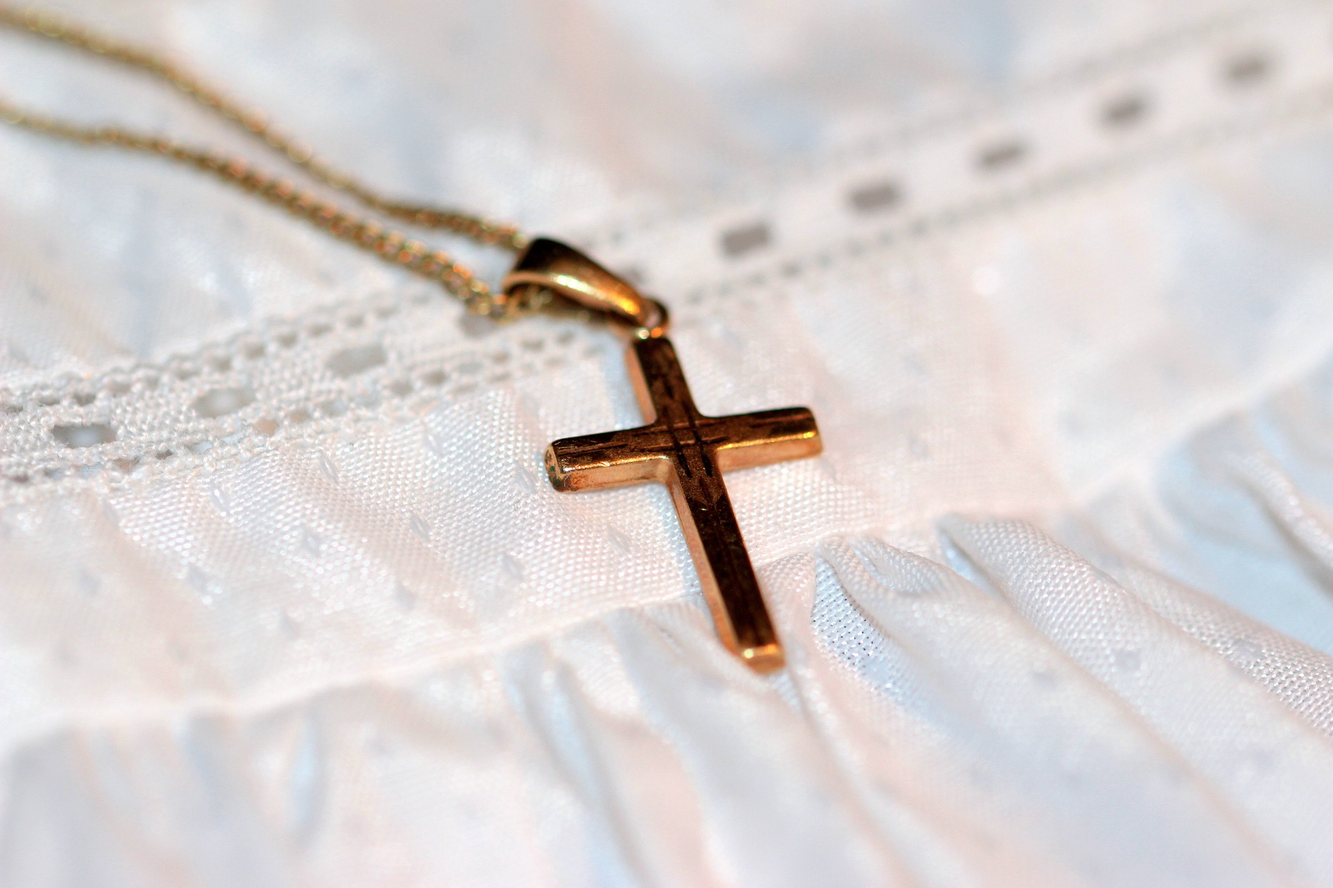 Ξεσπάει η μητέρα του βρέφους που του έκλεψαν το βαπτιστικό σταυρό - «Είναι ντροπή»