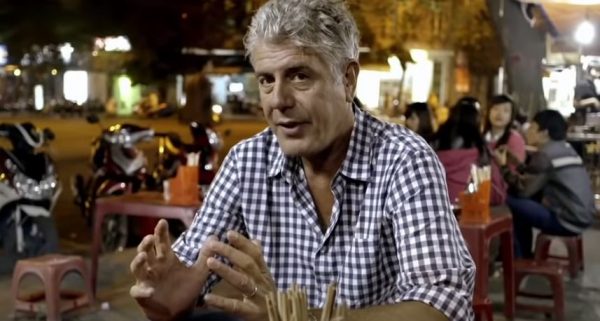 «Πιείτε μια κρύα μπύρα και αφήστε κάποιον άλλον να αγχωθεί» – 20 από τις πιο σοφές ατάκες του Άντονι Μπουρντέν για τα ταξίδια