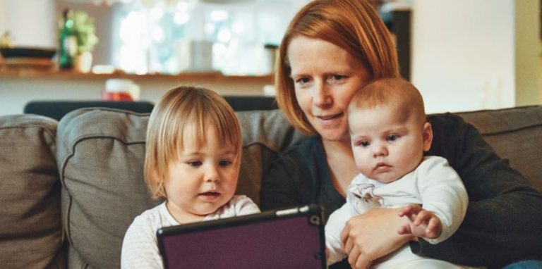 Τα πρώτα μωρά των μέσων κοινωνικής δικτύωσης μεγαλώνουν – και είναι τρομοκρατημένα