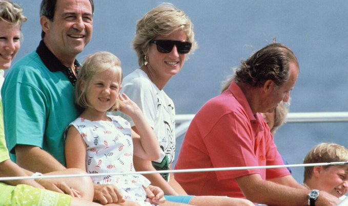 Νταϊάνα: Οι «πικάντικες» κάρτες που είχε στείλει στον τέως βασιλιά Κωνσταντίνο