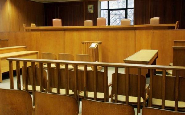 Δωρίζει 4 απινιδωτές σε δικαστήρια πριν αποχωρήσει από το δικαστικό σώμα ο Ισίδωρος Ντογιάκος