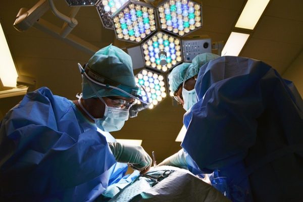«Είναι θέμα εκδίκησης» - Τι λέει ο καρδιοχειρουργός που καταγγέλλεται για τους θανάτους 15 παιδιών
