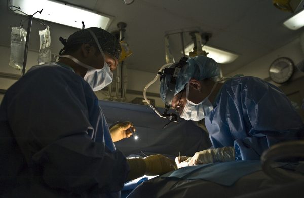 «Για ‘μένα είναι Άγιος» – Γονείς υπέρ του καρδιοχειρουργού που καταγγέλλεται για θανάτους 15 παιδιών