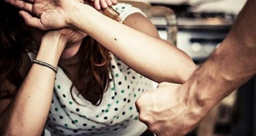 Ενδοοικογενειακή βία στην Κρήτη: Χτύπησε και απείλησε με μαχαίρι τη σύζυγό του