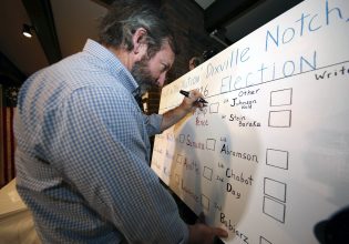 Εκλογές: Γιατί οι δημοσκοπήσεις βγαίνουν συχνά λάθος – Τι λέει καθηγητής του Πρίνστον