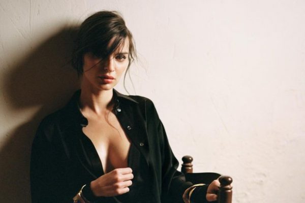 Έμιλι Ραταϊκόφσκι: Θύελλα αντιδράσεων για τις γυμνές φωτογραφίες που πόσταρε για τη Γιορτή της Μητέρας