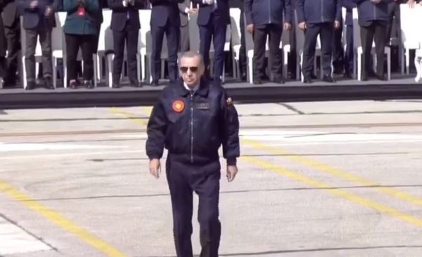 Ρετζέπ Ταγίπ Ερντογάν: Ντύθηκε πιλότος και παρουσίασε το τουρκικό μαχητικό… 5ης γενιάς