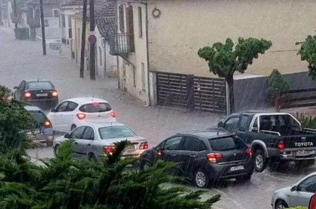 Κακοκαιρία: Πλημμύρισαν δρόμοι και υπόγεια στα Τρίκαλα από την ισχυρή βροχή
