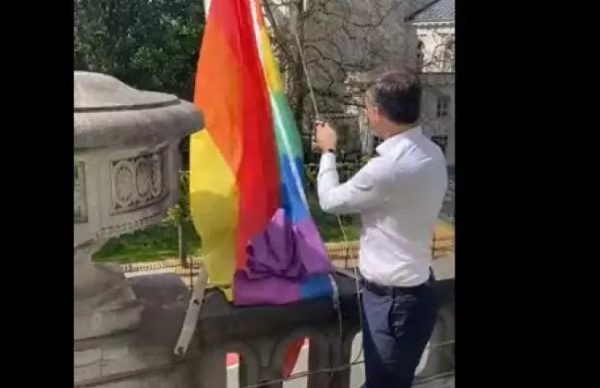 ΛΟΑΤΚΙ+: Ο Βέλγος πρωθυπουργός ύψωσε την πολύχρωμη σημαία με αφορμή την Παγκόσμια Ημέρα κατά της Ομοφοβίας
