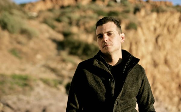 Μανώλης Φάμελλος: «…να αδειάσω το σκοτεινό νερό που γεμίζει τη βάρκα»