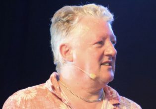 Ο κωμικός Andy Smart πέθανε «απροσδόκητα» σε ηλικία 63 ετών