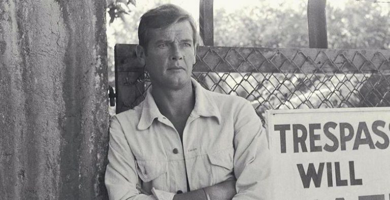 Ρότζερ Μουρ: «Αν δεν έχετε χιούμορ καλύτερα καρφώστε το καπάκι στο φέρετρο από τώρα»