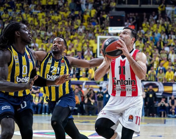 Πώς η Φενέρ κρατά χαμηλά τον Ολυμπιακό!   