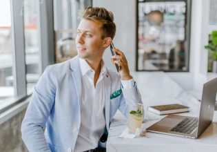 Ζήτω ο άνεργος εργαζόμενος – Κάποιοι καταφέρνουν να μην κάνουν τίποτα στη δουλειά