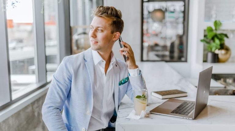 Ζήτω ο άνεργος εργαζόμενος – Κάποιοι καταφέρνουν να μην κάνουν τίποτα στη δουλειά