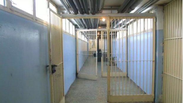 Χανιά: 118 σακούλες με ναρκωτικά, ζυγαριά ακριβείας και μαχαίρια σε κελί των φυλακών