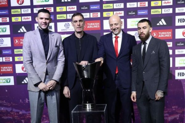 Η τρέλα των φίλων του Ολυμπιακού έξω από την αίθουσα της συνέντευξης Τύπου του Final Four!