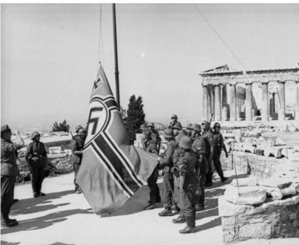 Μανώλης Γλέζος: Πριν 82 χρόνια κατέβασε τη σημαία με τη γερμανική σβάστικα από την Ακρόπολη
