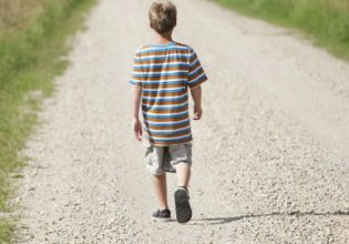 Αγοράκι 6 ετών βρέθηκε μόνο του στο κέντρο του Ηρακλείου – Γιατί συνελήφθη η μητέρα του