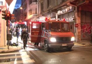 Φωτιά σε εγκαταλελειμμένο ξενοδοχείο στην πλατεία Βάθη