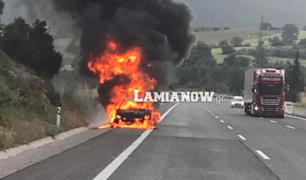 Αυτοκίνητο πήρε φωτιά εν κινήσει – Στιγμές τρόμου για μια μητέρα με τα παιδιά της