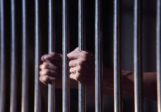 Φρίκη στις ΗΠΑ: Άφησαν κρατούμενο με σχιζοφρένεια να πεθάνει σε κελί βασανιστηρίων