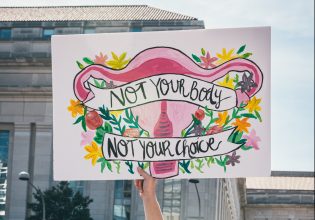 Όταν η αυτοδιάθεση του γυναικείου σώματος ποινικοποιείται