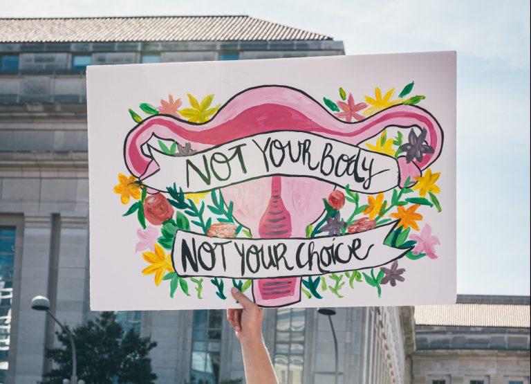 Όταν η αυτοδιάθεση του γυναικείου σώματος ποινικοποιείται