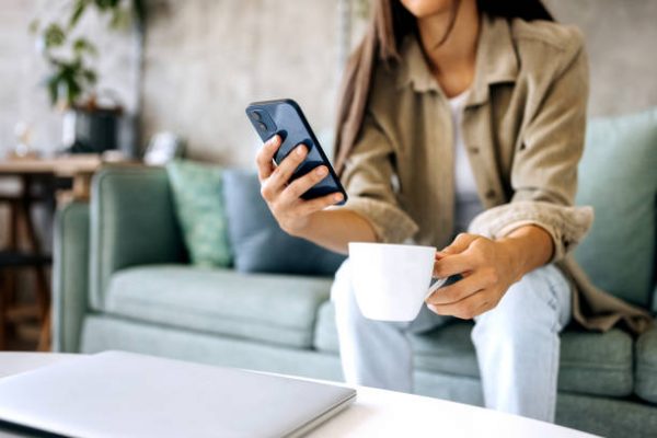 Zombieing: Η νέα τάση στις σχέσεις που αποτελεί εξέλιξη του ghosting