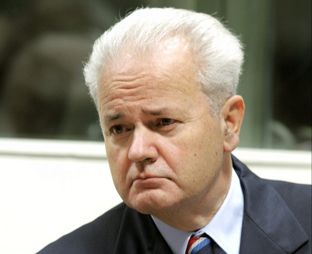 Στενοί συνεργάτες του Μιλόσεβιτς καταδικάστηκαν για εγκλήματα πολέμου