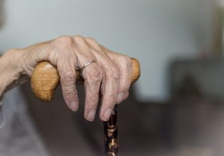 Άγρια επίθεση 37χρονου στη μητέρα του – Την κλωτσούσε και της τραβούσε τα μαλλιά