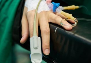 Με κατάγματα η 13χρονη που έπεσε από τον 3ο στη Λάρισα – Την έσωσε η τέντα