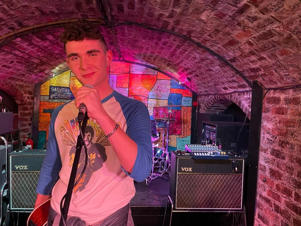 Victor Vernicos: Τραγούδησε στο θρυλικό club των Beatles