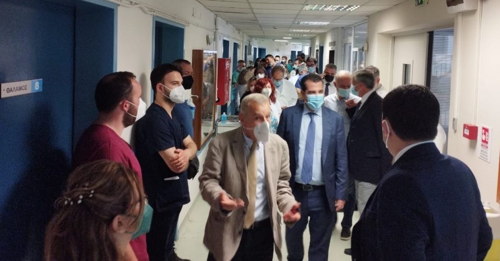 Αιφνιδιαστική επίσκεψη Πλεύρη στο Ιπποκράτειο: «Τα ράντζα αποτελούν την εξαίρεση και όχι τον κανόνα»